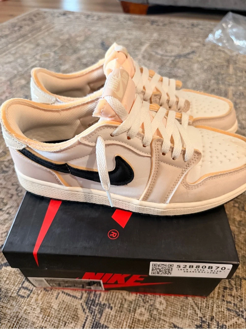 Nike Low-Top Sneakers in Cream with Black Swoosh Size 8 Mens